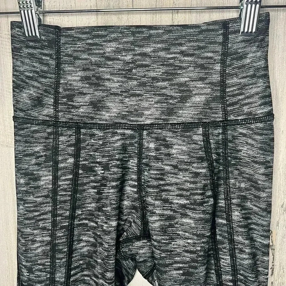 Lululemon Drop it like it’s hot crop capri leggings black and white size 2 - Picture 3 of 6